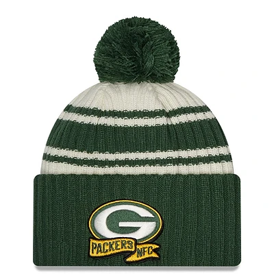Jeune New Era Crème/Vert Green Bay Packers 2022 Sideline - Tuque sport en tricot à revers avec pompons