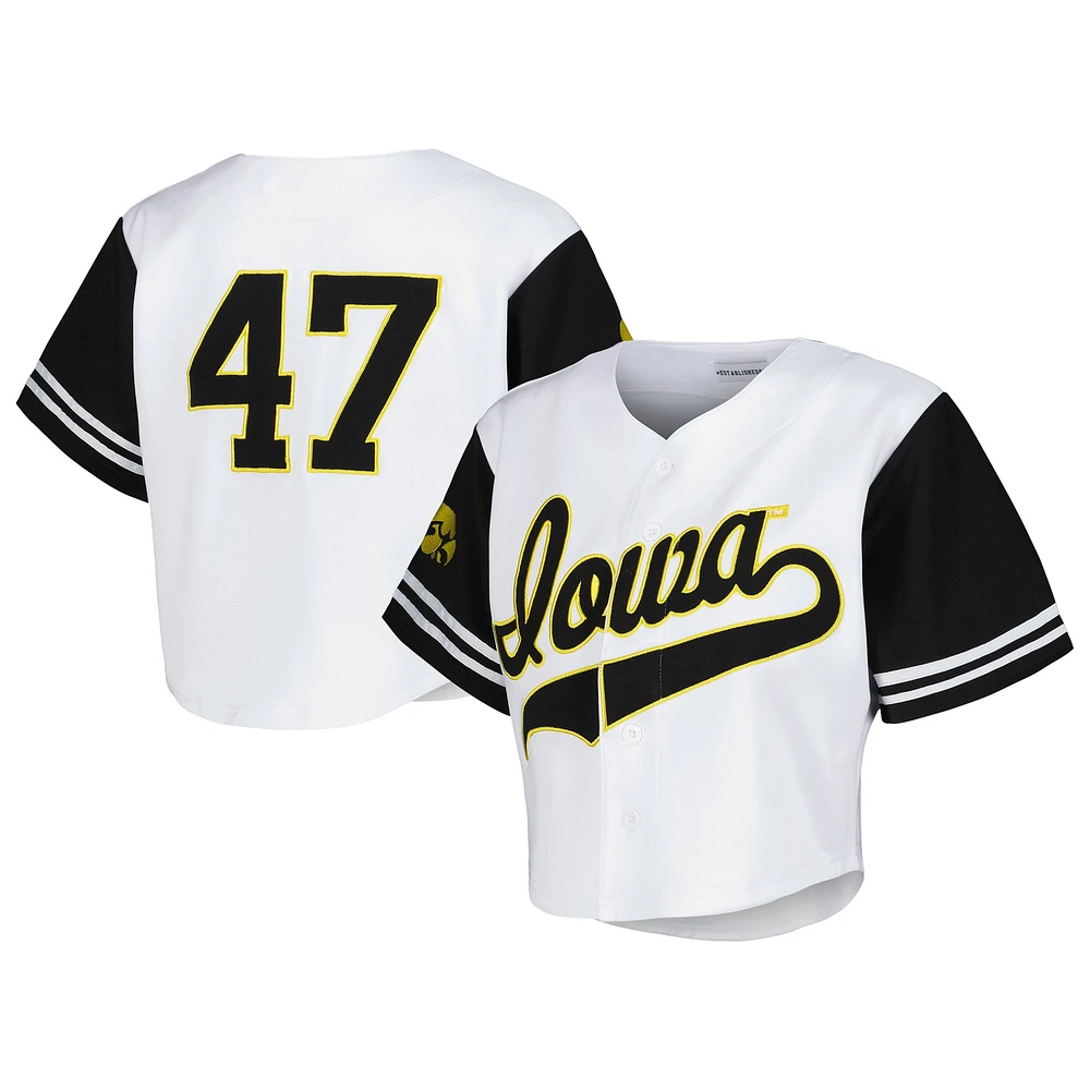 T-shirt court en jersey de baseball des Hawkeyes l'Iowa établi & Co. pour femmes, blanc
