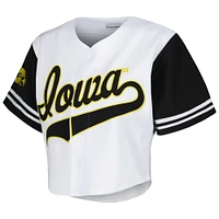 T-shirt court en jersey de baseball des Hawkeyes l'Iowa établi & Co. pour femmes, blanc