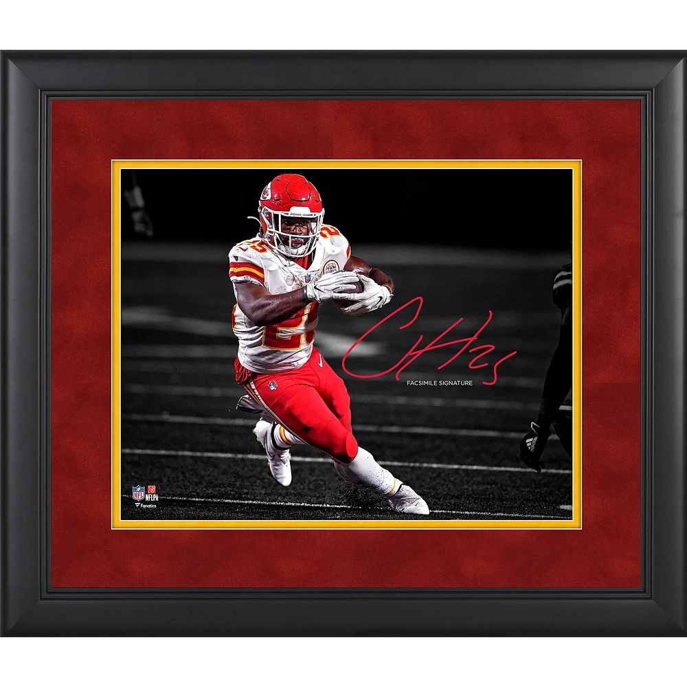 Photographie encadrée de 11"x 14" de Clyde Edwards-Helaire, Chiefs de Kansas City - Fac-similé de la signature