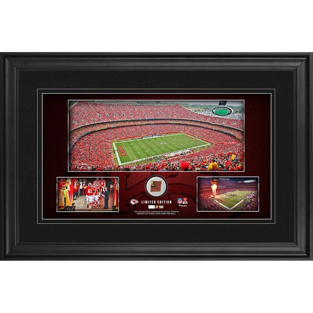 Collage panoramique de stade encadré 10" x 18" des Chiefs de Kansas City avec ballon de football utilisé par le jeu - Édition limitée à 500 exemplaires