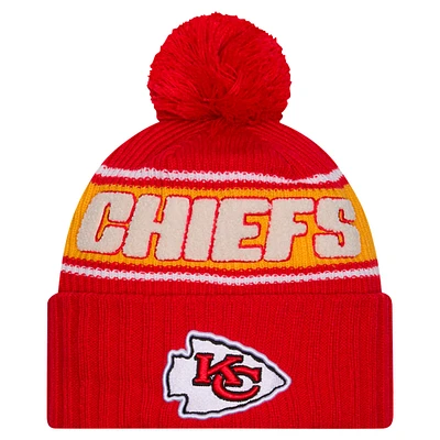 Bonnet en tricot à revers rouge Kansas City Chiefs 2024 Sideline Sport pour jeune New Era avec pompon