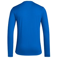 T-shirt à manches longues d'avant-match de basketball adidas Royal Kansas Jayhawks State Outline pour homme