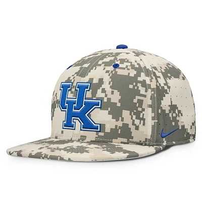 Casquette ajustée Nike Digital Camo Kentucky Wildcats 2025 Dugout True Performance pour homme