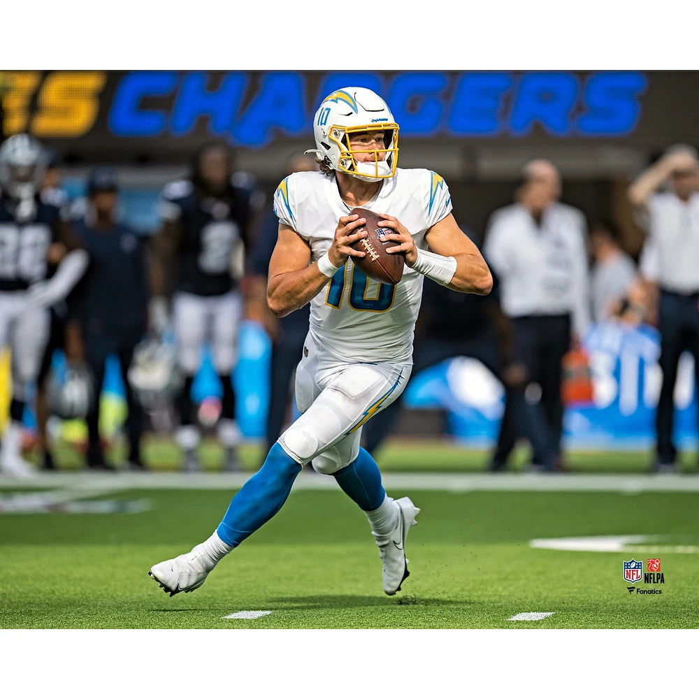Justin Herbert des Chargers de Los Angeles, non signé, cherche à passer une photo