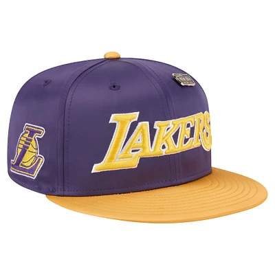 Casquette ajustée New Era 59FIFTY bicolore violet/doré pour homme, motif rétro en satin avec pin vintage Los Angeles Lakers