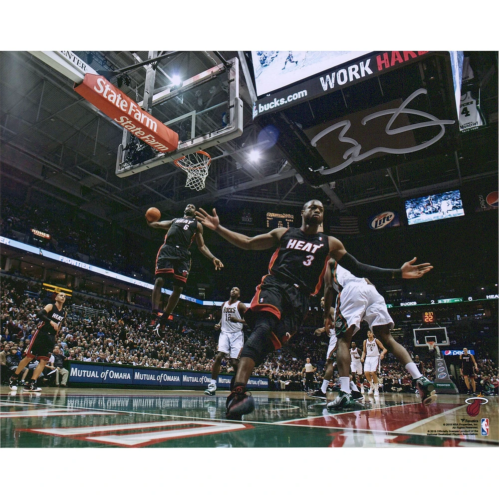 Photographie autographiée de 20,3 x 25,4 cm de Dwyane Wade par le Miami Heat lors du match Alley-Oop contre LeBron James