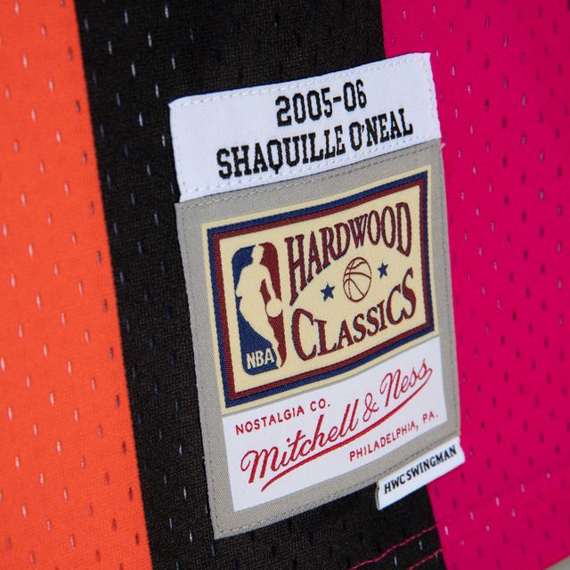 Maillot de joueur Mitchell & Ness Shaquille O'Neal rose/noir Miami Heat 2005/06 Hardwood Classics Fadeaway Swingman pour homme