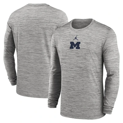 T-shirt Jordan Brand gris à manches longues pour homme, Michigan Wolverines 2025 Sideline Velocity Performance