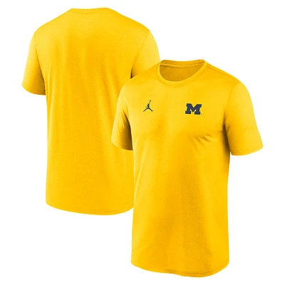T-shirt Jordan Brand Maize Michigan Wolverines 2025 pour homme, petit logo Legend Performance