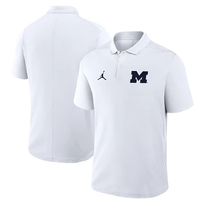 Polo Jordan Brand blanc pour homme avec logo principal des Michigan Wolverines Primetime Victory Performance