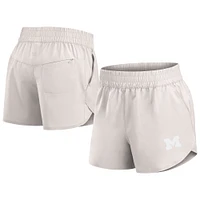 Short Vibe tissé Fanatics blanc Michigan Wolverines Studio pour femmes