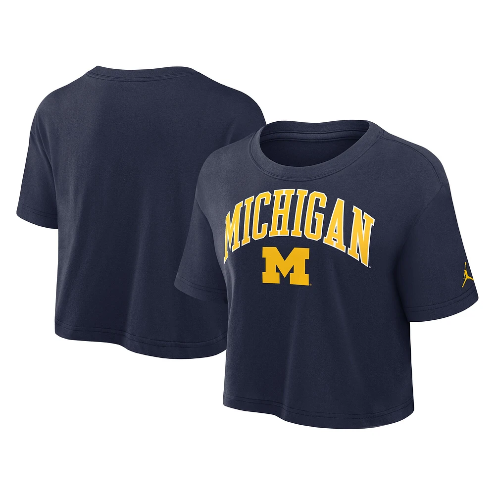 T-shirt court Jordan Brand bleu marine Michigan Wolverines Athletic Prep Arch Performance pour femme