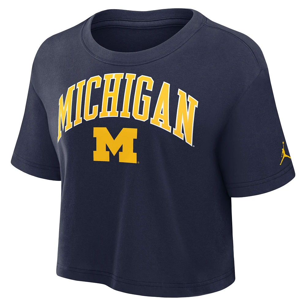 T-shirt court Jordan Brand bleu marine Michigan Wolverines Athletic Prep Arch Performance pour femme