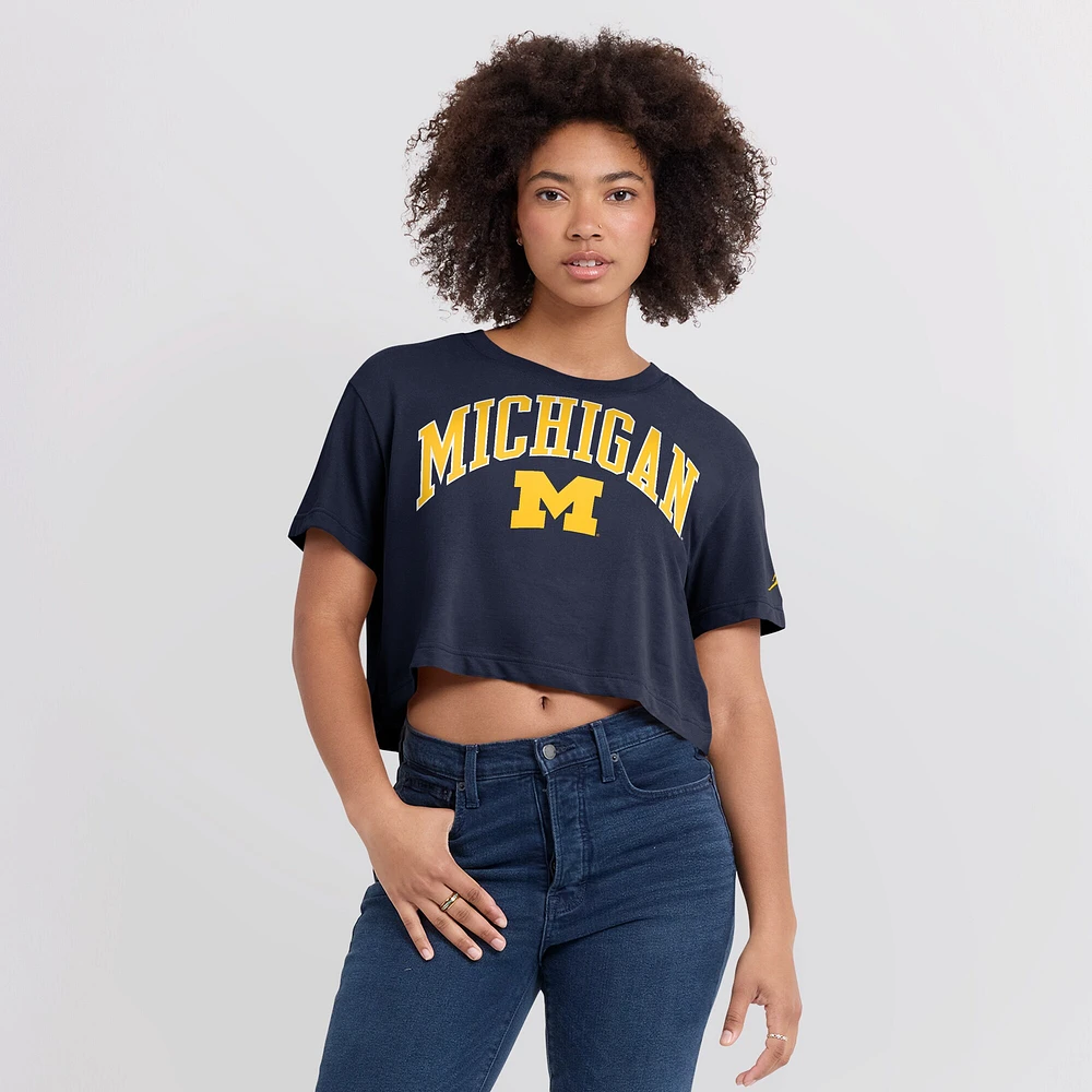T-shirt court Jordan Brand bleu marine Michigan Wolverines Athletic Prep Arch Performance pour femme