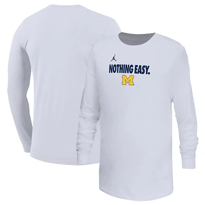 T-shirt à manches longues pour jeunes Jordan Brand Michigan Wolverines 2025 On-Court Bench blanc