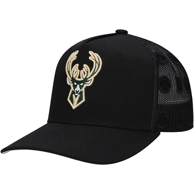 Casquette réglable de camionneur en maille avec monogramme intégral des Milwaukee Bucks de Mitchell & Ness pour hommes