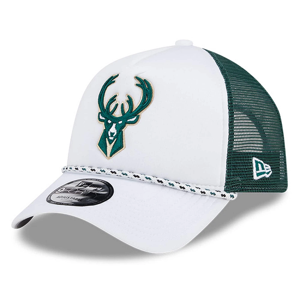 Casquette de camionneur réglable Milwaukee Bucks Court Sport Foam A-Frame 9FORTY blanc/vert chasseur New Era pour hommes