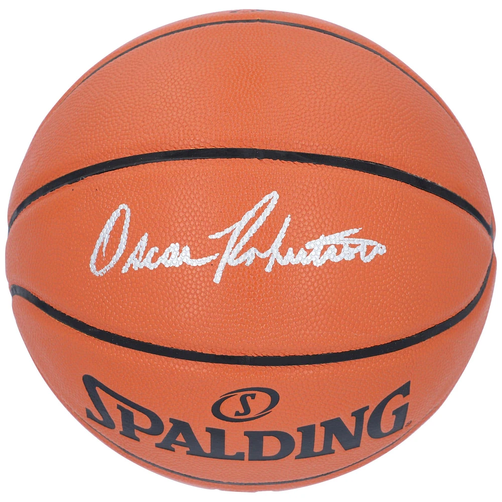Ballon de basket Spalding autographié par Oscar Robertson des Milwaukee Bucks