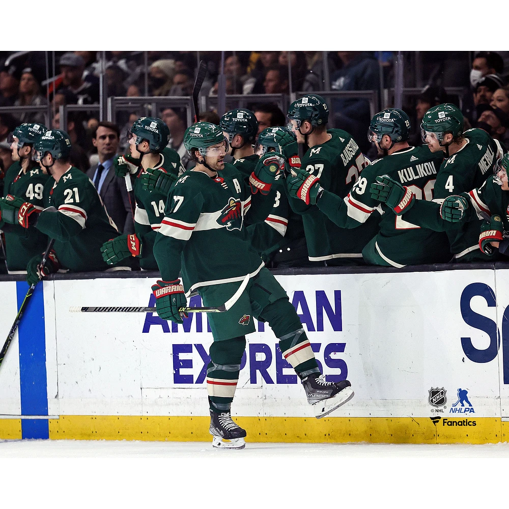 Marcus Foligno, joueur non signé du Wild Minnesota, célèbre un but avec ses coéquipiers