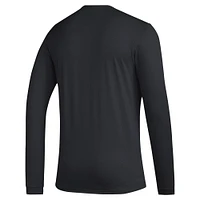 T-shirt d'avant-match à manches longues avec logo adidas pour hommes, NC State Wolfpack Primary Locker, noir