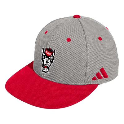 Casquette de baseball ajustée sur le terrain adidas NC State Wolfpack pour hommes, grise