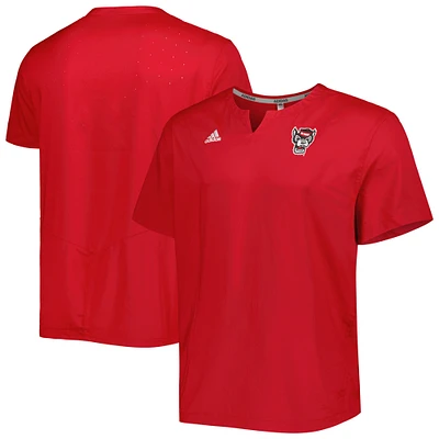Haut rouge pour homme adidas NC State Wolfpack Notch Neck Iron Cage