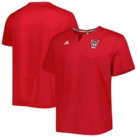 Haut rouge pour homme adidas NC State Wolfpack Notch Neck Iron Cage