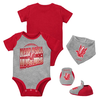 Ensemble de 3 bodys, bavoirs et chaussons Mitchell & Ness Scarlet/Heather Grey Nebraska Huskers pour bébé