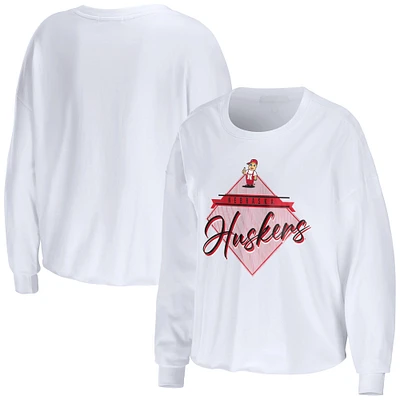 WEAR by Erin Andrews T-shirt court à manches longues blanc Nebraska Huskers Diamond pour femmes