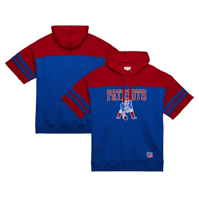 Sweat à capuche manches courtes avec logo vintage Mitchell & Ness Royal New England Patriots Off Field pour hommes