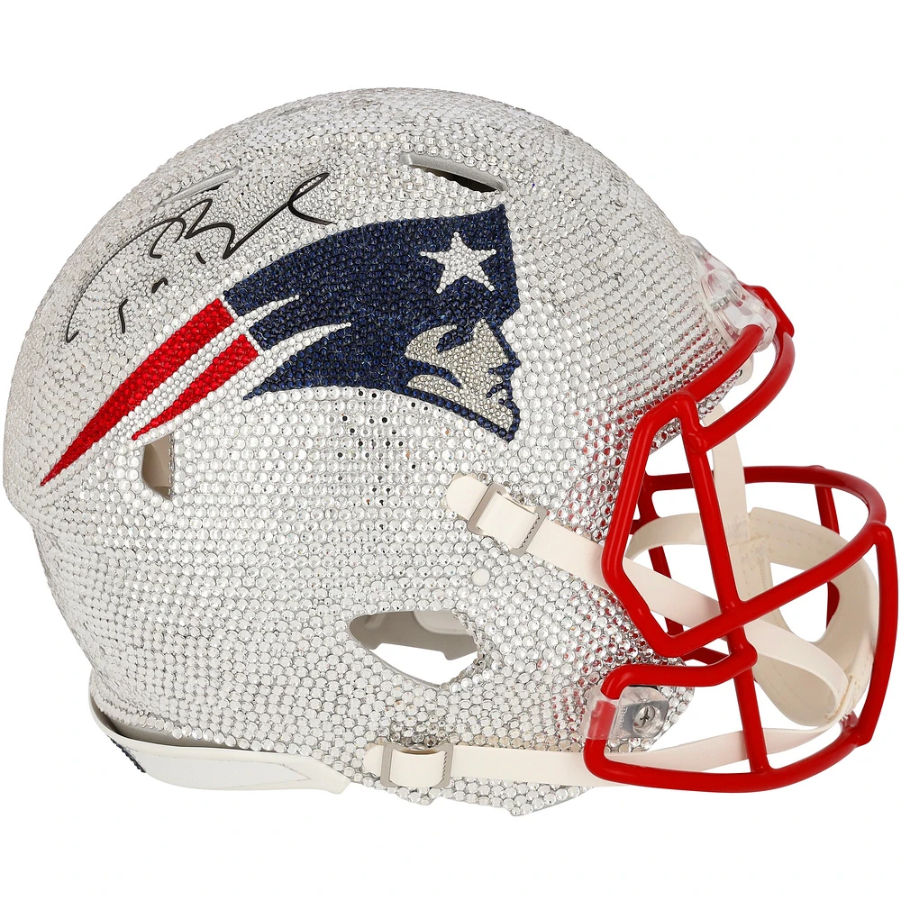 Casque Riddell Speed authentique autographié par Tom Brady des New England Patriots - Illustration par Rock On Sports