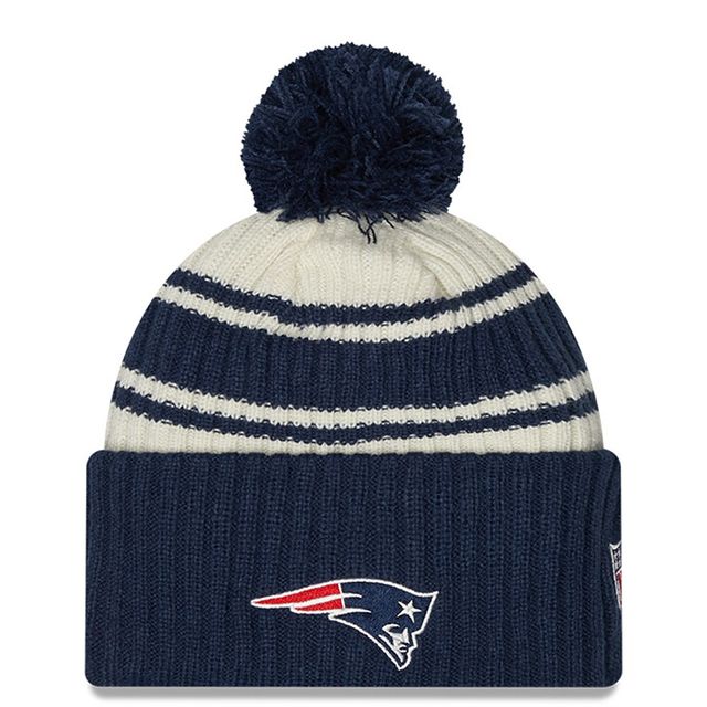 Jeune New Era Crème/Bleu marine New England Patriots 2022 Sideline - Tuque sport en tricot à revers avec pompons