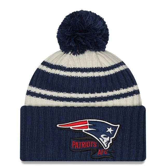 Jeune New Era Crème/Bleu marine New England Patriots 2022 Sideline - Tuque sport en tricot à revers avec pompons