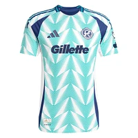 Maillot de joueur authentique adidas Luca Langoni New England Revolution 2025 Eastern White Pine x Flag of pour homme