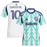 Maillot réplique de joueur adidas Carles Gil White New England Revolution 2025 Eastern Pine x Flag of pour femme