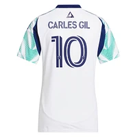 Maillot réplique de joueur adidas Carles Gil White New England Revolution 2025 Eastern Pine x Flag of pour femme