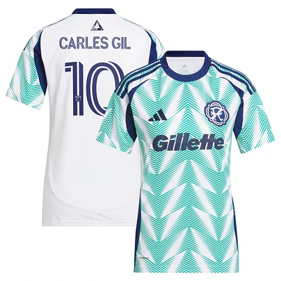 Maillot réplique de joueur adidas Carles Gil White New England Revolution 2025 Eastern Pine x Flag of pour femme