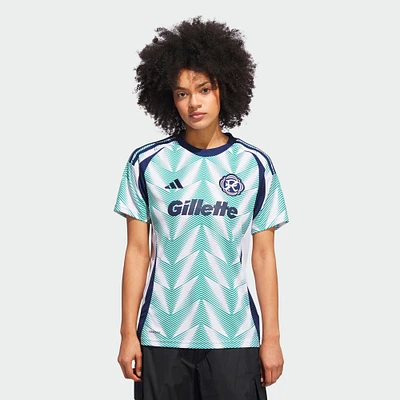 Maillot réplique adidas New England Revolution 2025 Eastern White Pine x Flag of pour femme