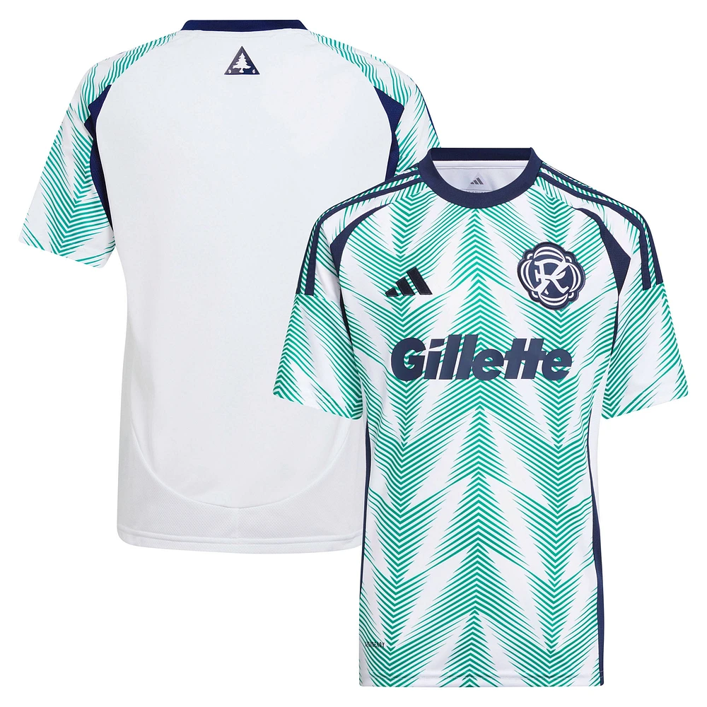 Maillot réplique adidas New England Revolution 2025 Eastern White Pine x Flag of pour jeunes