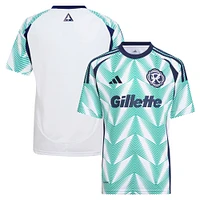 Maillot réplique adidas New England Revolution 2025 Eastern White Pine x Flag of pour jeunes