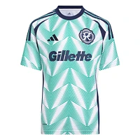 Maillot réplique adidas New England Revolution 2025 Eastern White Pine x Flag of pour jeunes