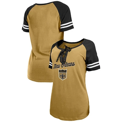T-shirt raglan à lacets New Orleans Saints Legacy Era doré/noir pour femme