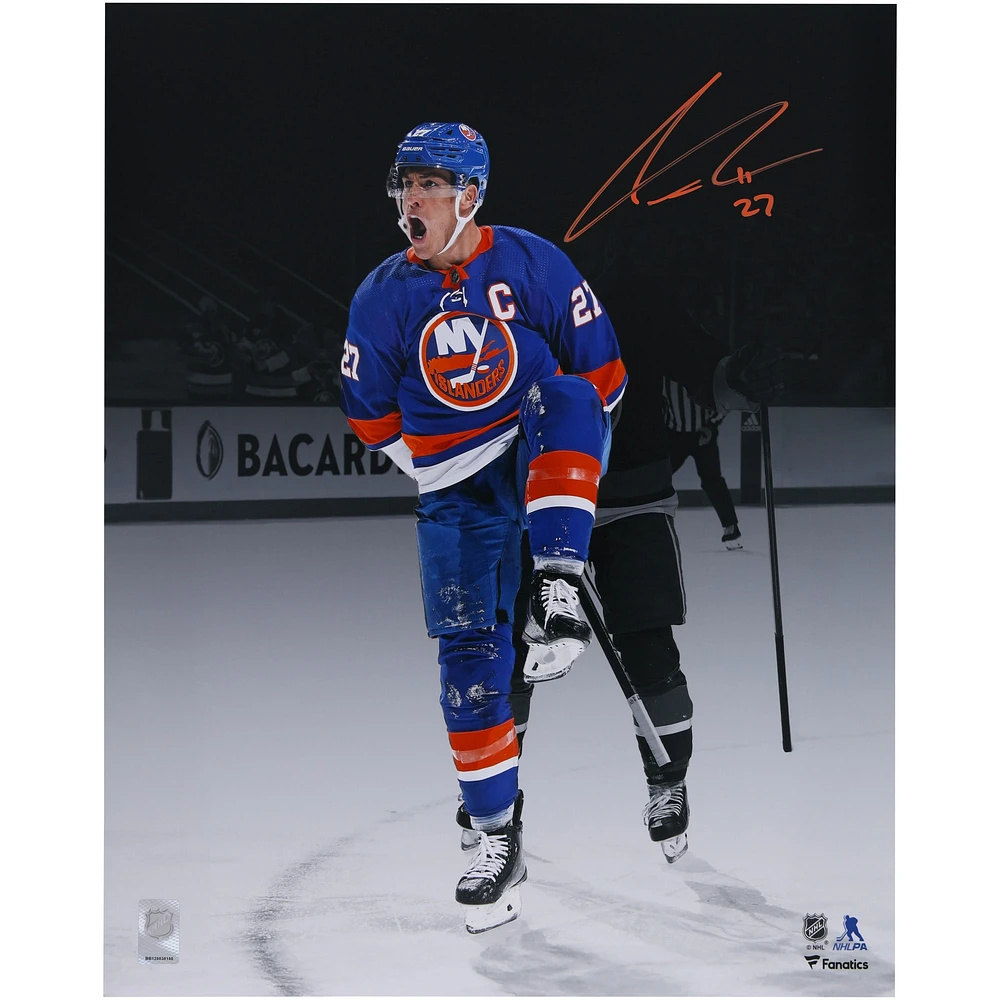 Maillot bleu autographié de 16" x 20" par Anders Lee des Islanders de New York célébrant la photo de Spotlight