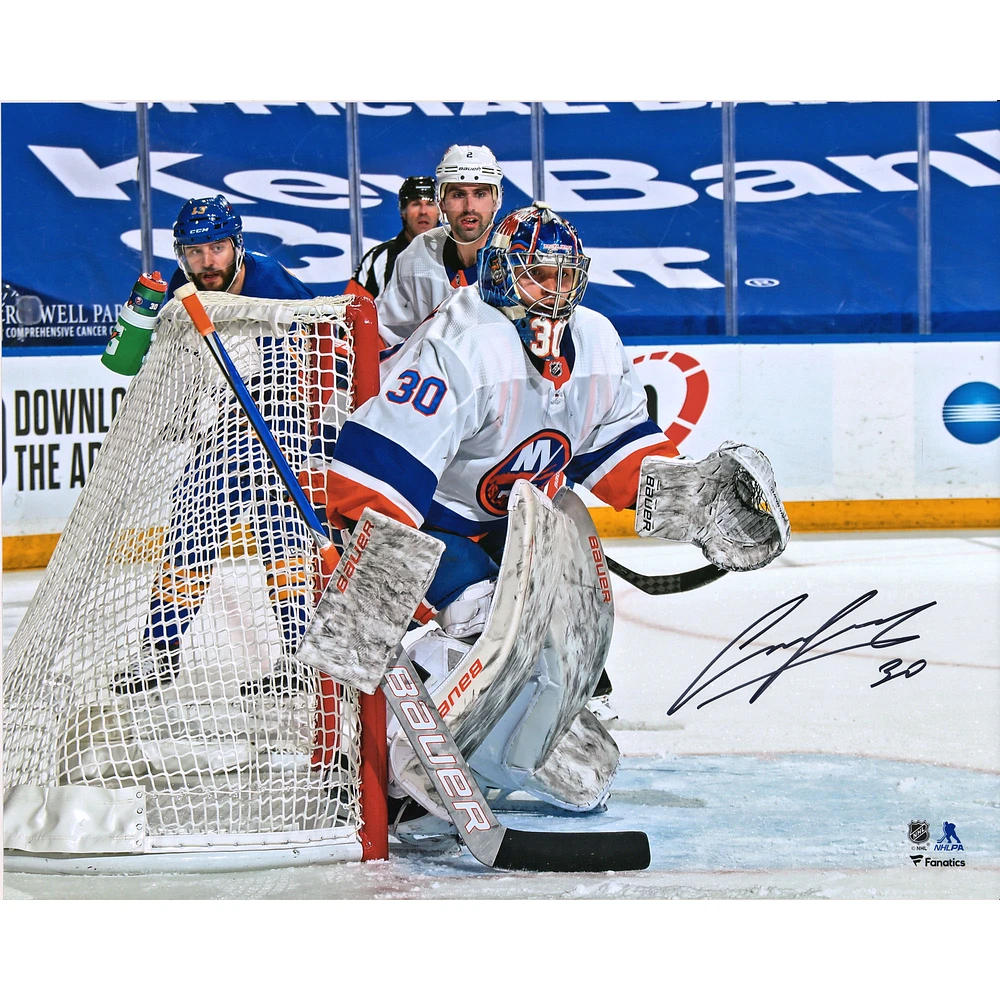 Photographie autographiée de 16" x 20" du maillot blanc des Islanders de New York par Ilya Sorokin