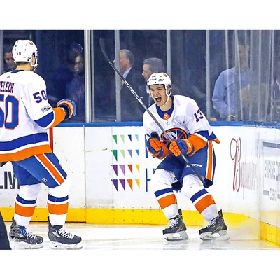 Photographie non signée de Mathew Barzal célébrant le 4e but la LNH des Islanders New York