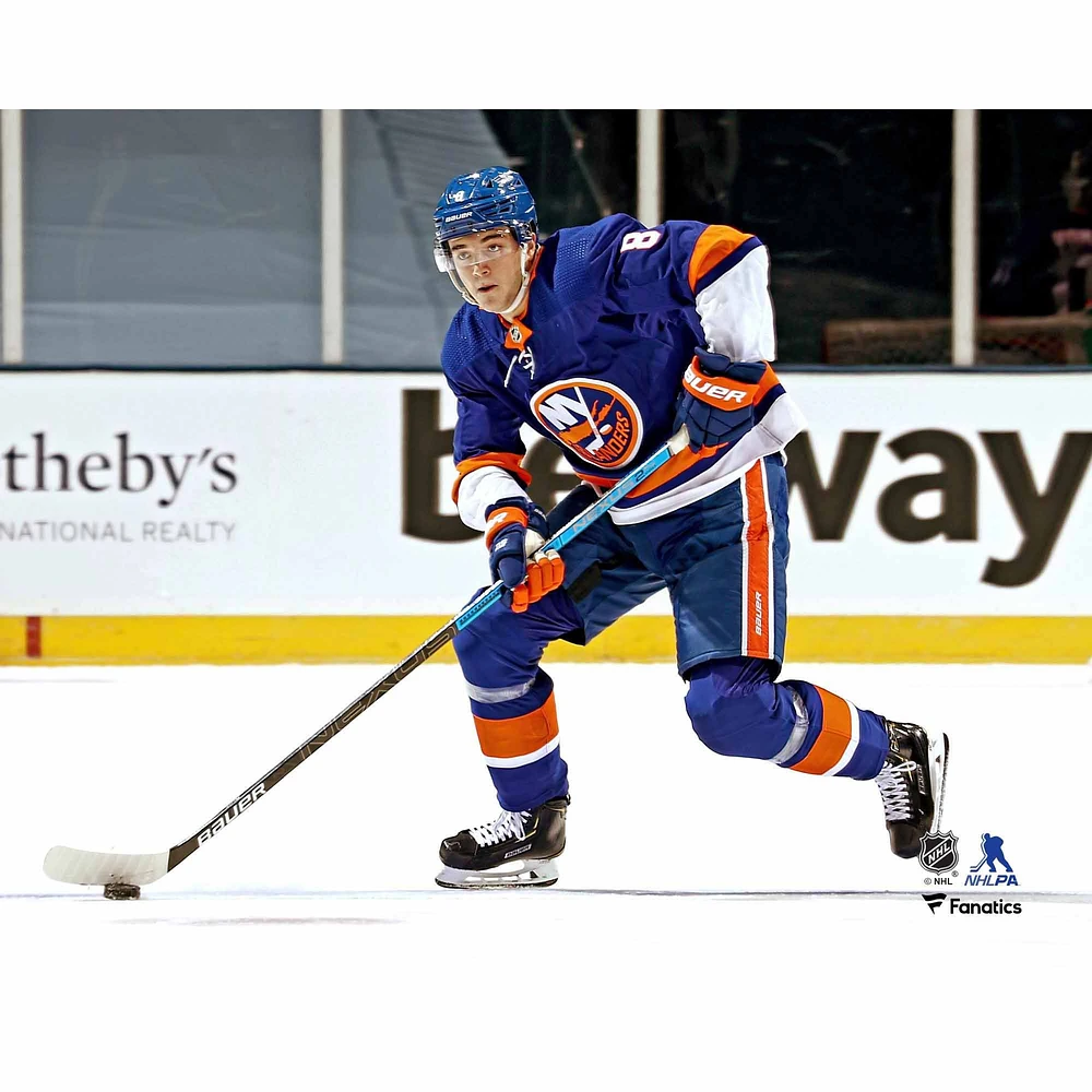 Maillot bleu non signé de Noah Dobson des Islanders New York patinant avec une rondelle contre les Bruins Boston