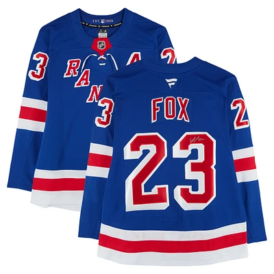 Maillot premium bleu dédicacé par Adam Fox des Rangers de New York