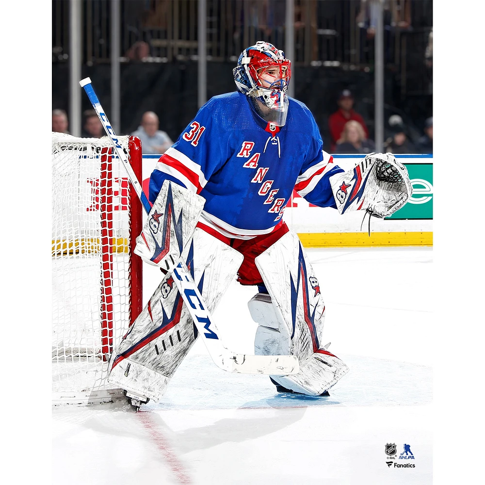 Maillot bleu non signé des Rangers de New York d'Igor Shesterkin devant le filet