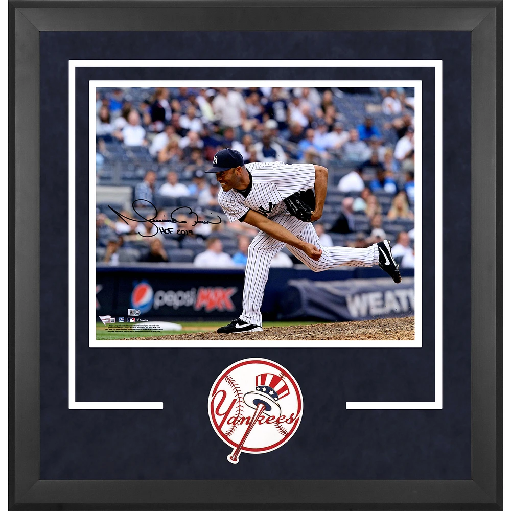 Mariano Rivera New York Yankees Deluxe encadrée autographiée 16" x 20" photo de pitch avec inscription ''HOF 2019''